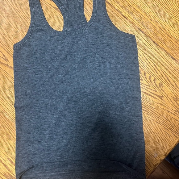 Lululemon Size 6 working out shirts - Picture 9 of 10